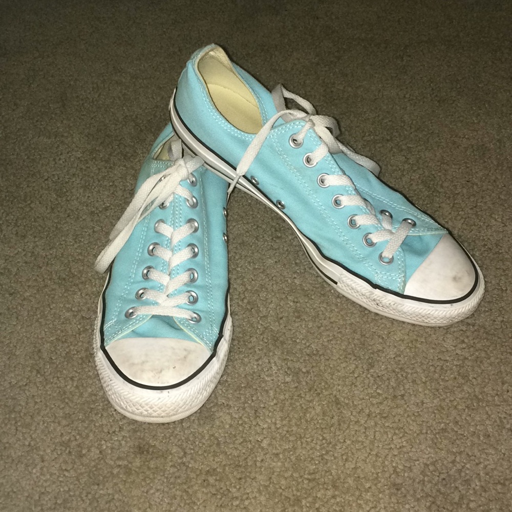 Blue low top converse